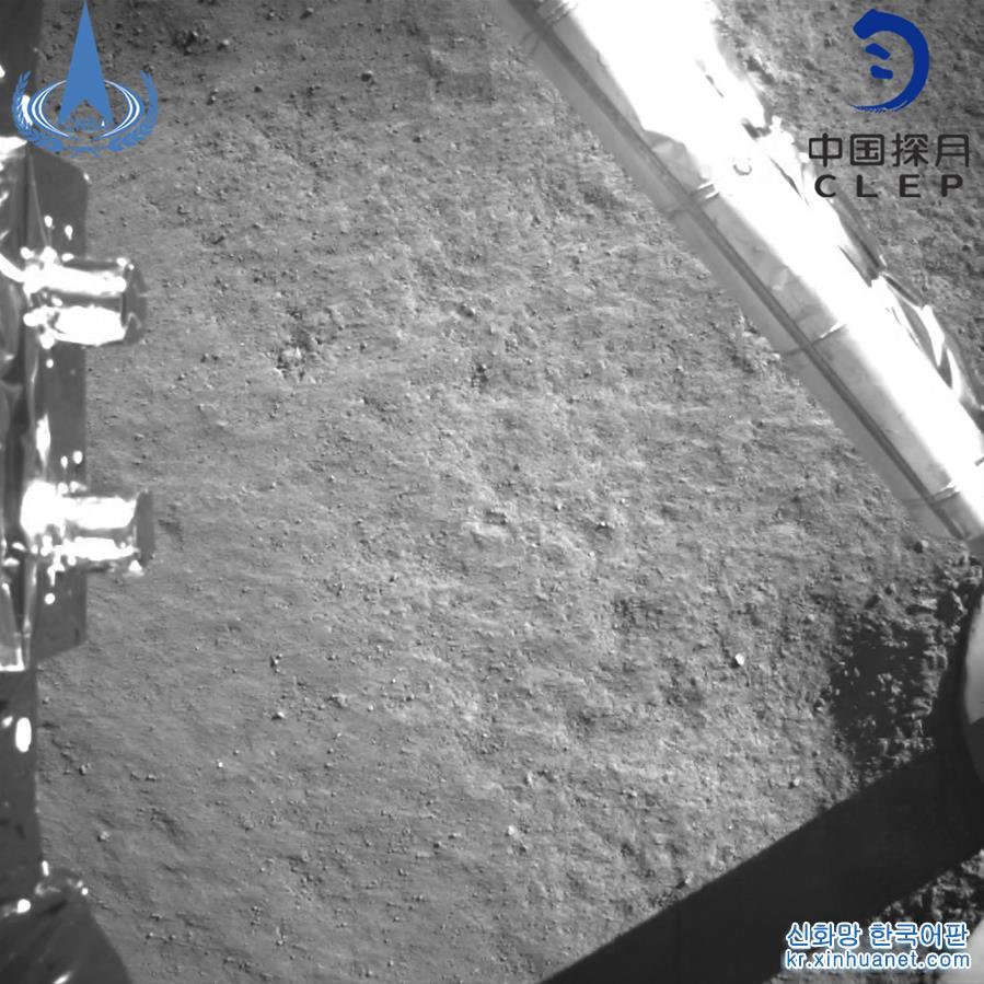 （科技）（1）嫦娥四號探測器傳回近距離拍攝的月背影像圖