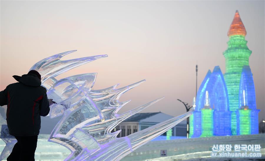 （社会）（5）哈尔滨国际冰雕比赛：初露芳容
