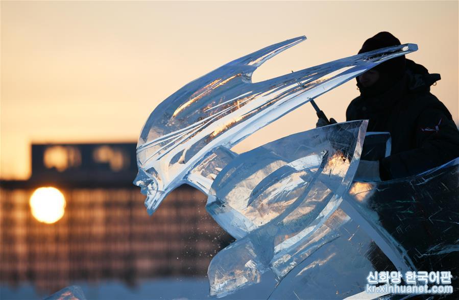 （社会）（2）哈尔滨国际冰雕比赛：初露芳容