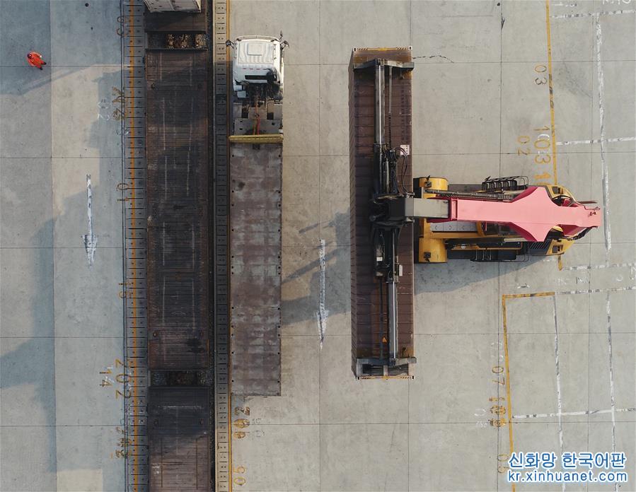 （经济）（4）北京迎来2019年首趟“年货”集装箱班列