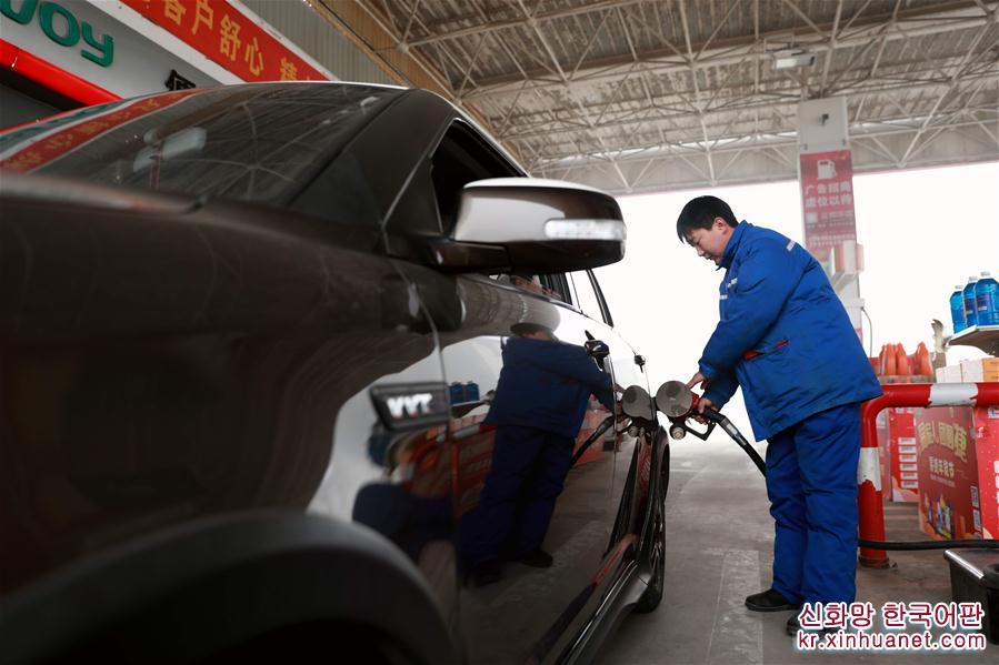 #（经济）（2）汽油、柴油价格年内“首涨” 