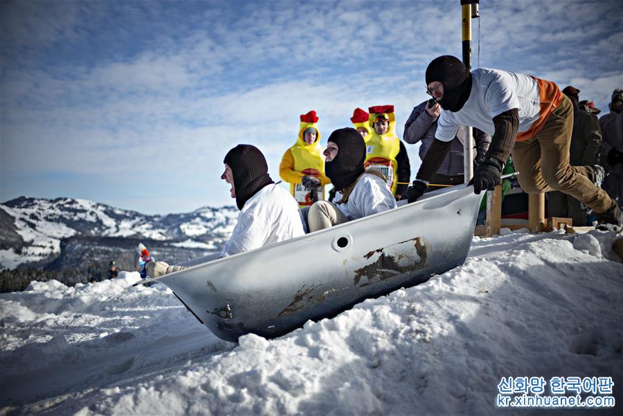 （国际）（2）瑞士施图斯举行浴缸滑雪赛