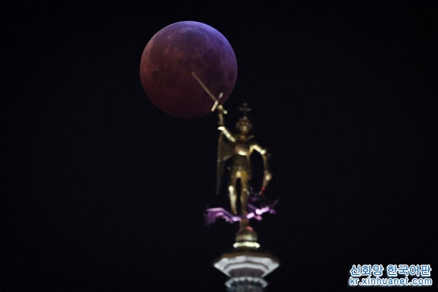 （国际）（8）天宇上演“超级红月亮”