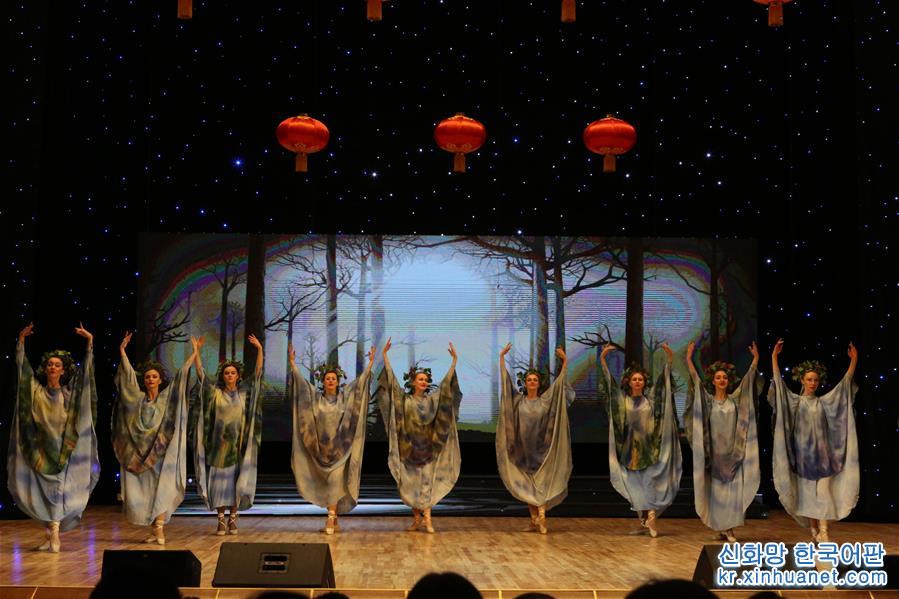 （国际·图文互动）（2）“欢乐春节”歌舞晚会在白俄罗斯举行