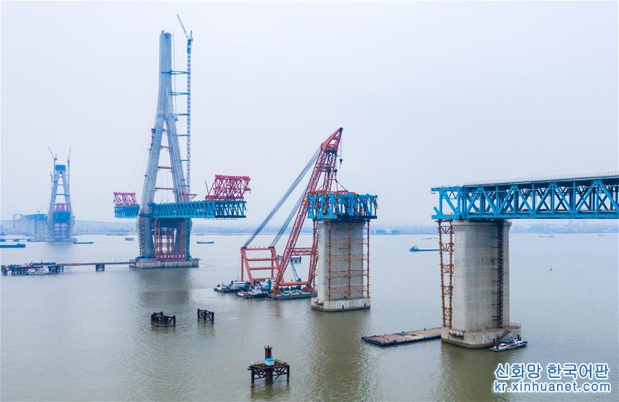 #（经济）（4）沪通长江大桥主航道桥墩顶钢梁架设施工全部完成
