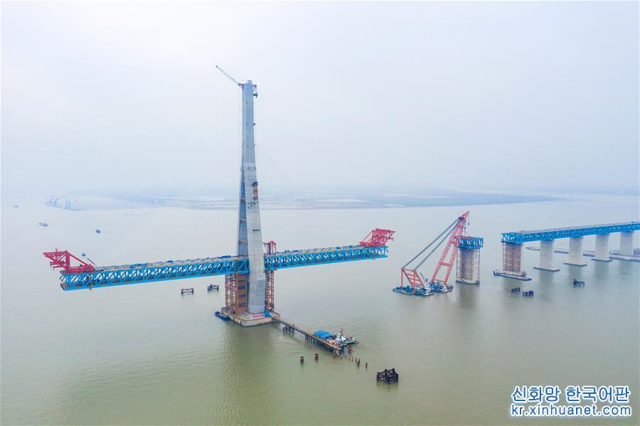 #（经济）（3）沪通长江大桥主航道桥墩顶钢梁架设施工全部完成