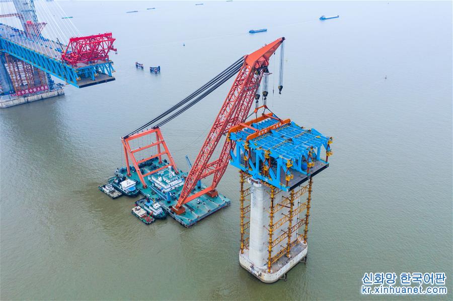 #（经济）（1）沪通长江大桥主航道桥墩顶钢梁架设施工全部完成