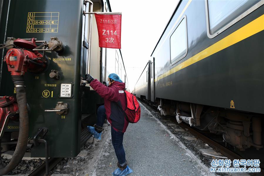 （新春走基层）（10）一名列车消毒师的春运时光