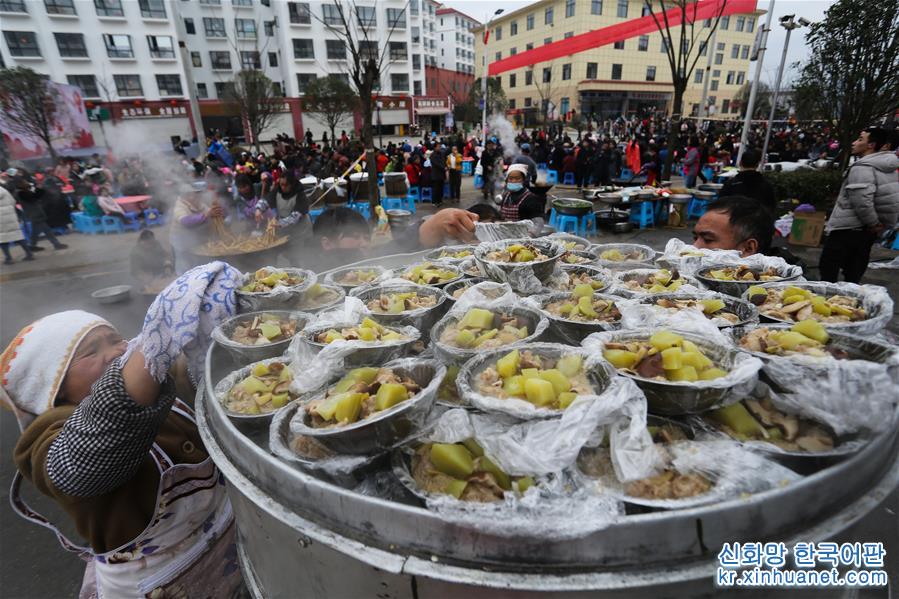 #（社会）（3）贵州惠水：易地扶贫搬迁群众共吃团圆饭