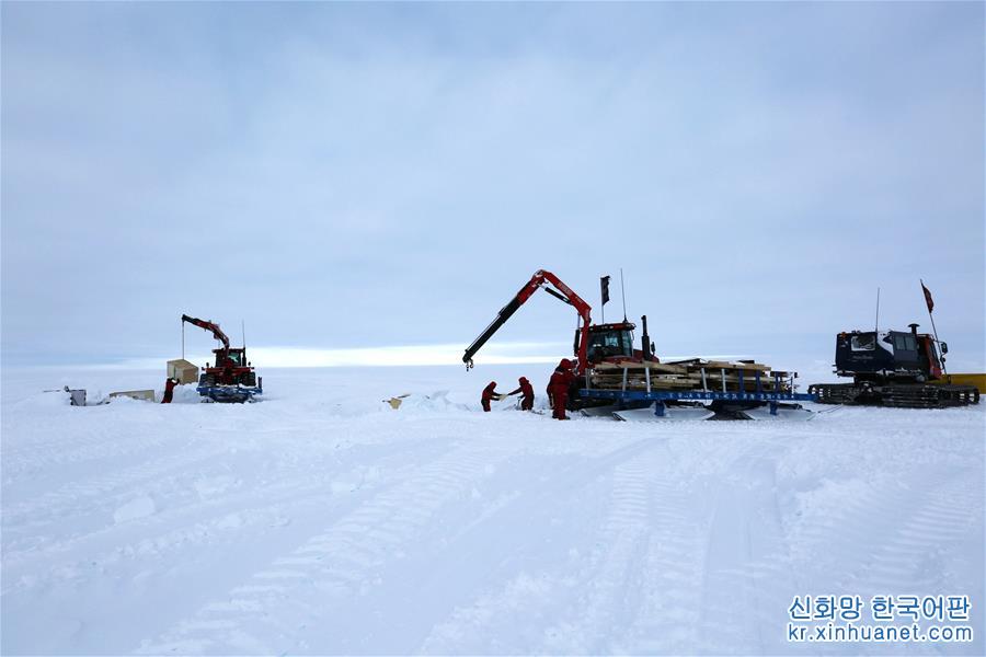 （第35次南极科考·图文互动）（2）中国南极考察内陆队在暴风雪中告别泰山站