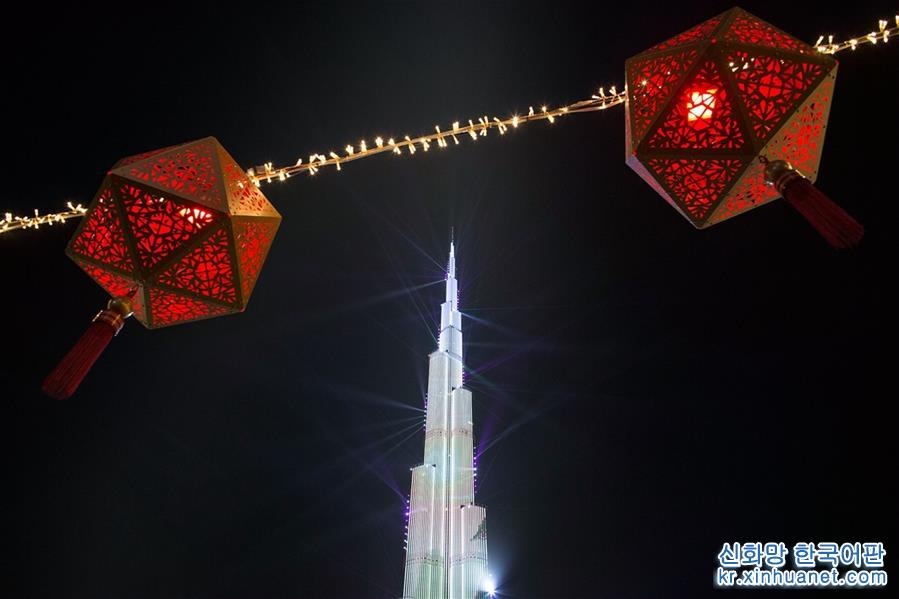 （国际）（1）迪拜世界第一高楼举行春节灯光秀