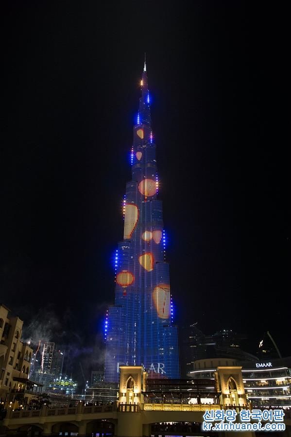 （国际）（2）迪拜世界第一高楼举行春节灯光秀