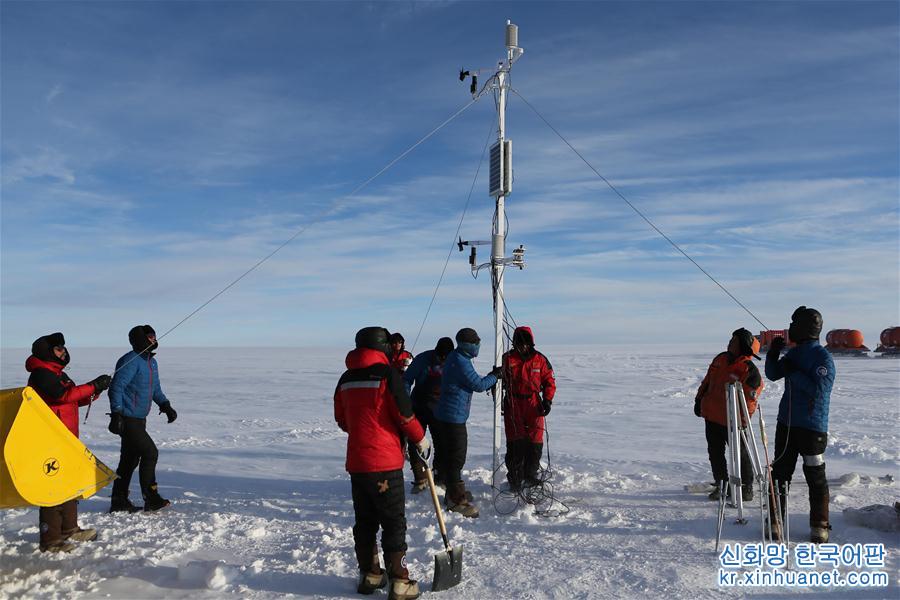 （第35次南极科考·图文互动）（2）中国科考队在南极冰盖上架设自动气象站