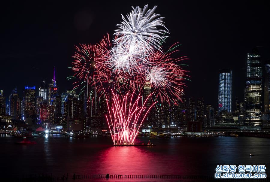 （国际）（1）纽约燃放焰火庆祝中国农历新年