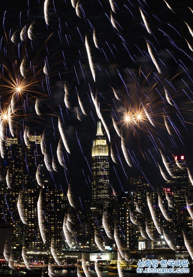 （国际）（2）纽约燃放焰火庆祝中国农历新年