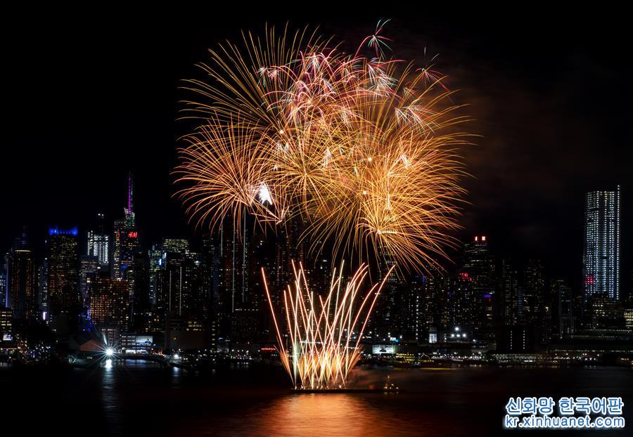 （国际）（4）纽约燃放焰火庆祝中国农历新年