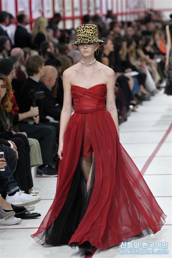（国际）（1）巴黎时装周：迪奥发布秋冬女装成衣新品