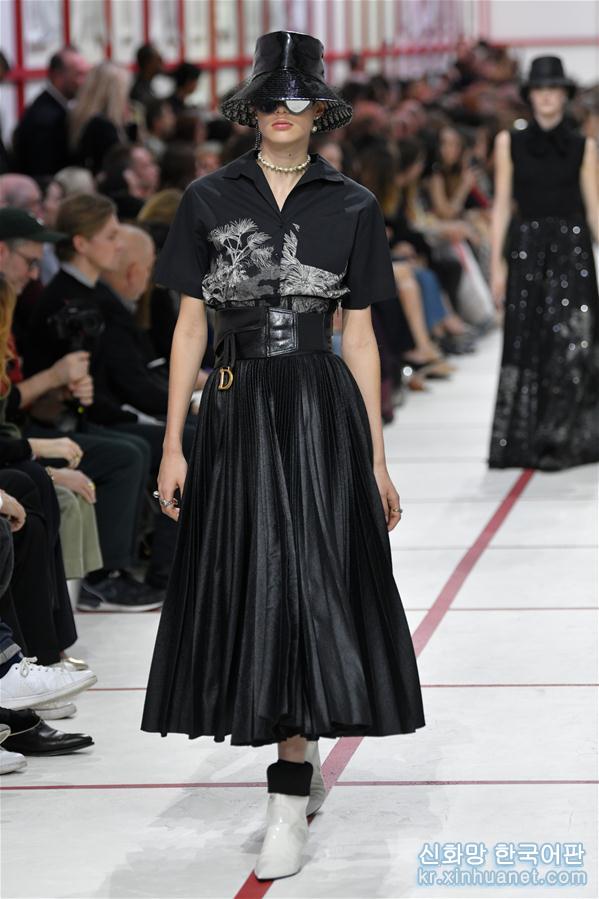 （国际）（3）巴黎时装周：迪奥发布秋冬女装成衣新品