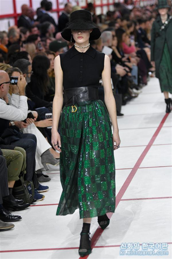 （国际）（4）巴黎时装周：迪奥发布秋冬女装成衣新品