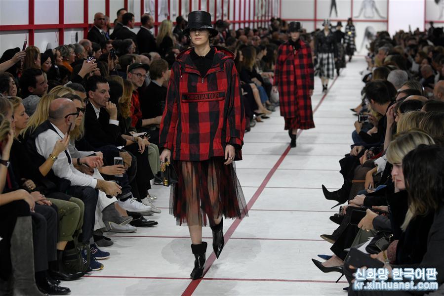 （国际）（5）巴黎时装周：迪奥发布秋冬女装成衣新品