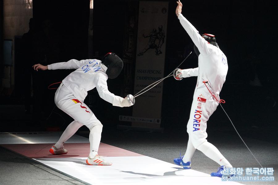 （体育）（3）击剑——亚青赛：中国队获少年组男子重剑团体金牌