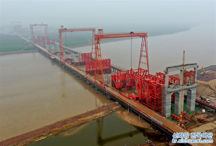 （经济）（1）郑济高铁郑州黄河特大桥首件连续钢桁梁顺利架设