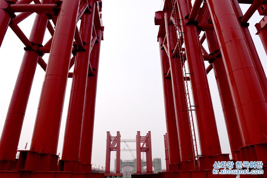 （经济）（4）郑济高铁郑州黄河特大桥首件连续钢桁梁顺利架设