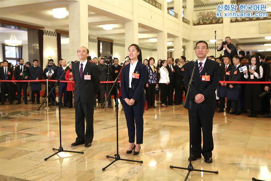 （两会·面对面）（10）全国人大代表接受采访