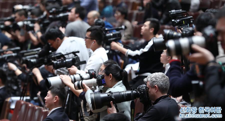 （两会）（5）全国政协十三届二次会议举行第三次全体会议