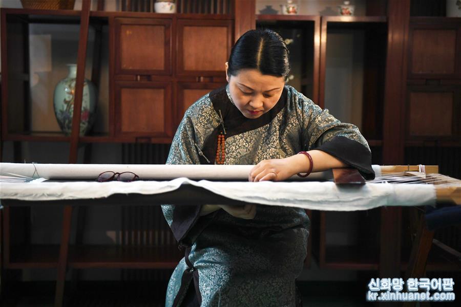 （新华视界）（2）江苏：母女传承苏绣技艺 传播中国文化