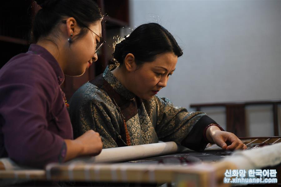 （新华视界）（3）江苏：母女传承苏绣技艺 传播中国文化