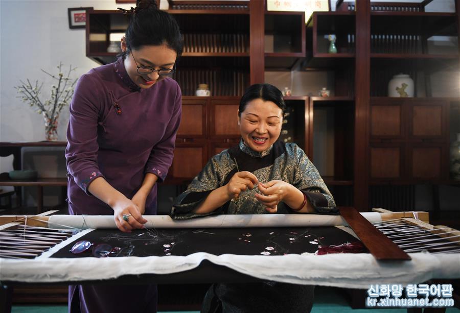 （新华视界）（4）江苏：母女传承苏绣技艺 传播中国文化