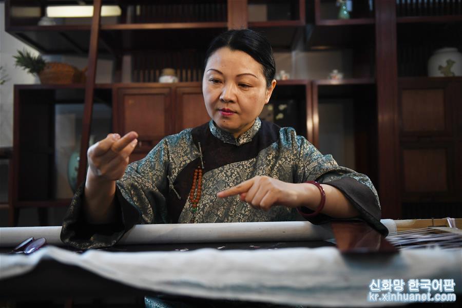 （新华视界）（5）江苏：母女传承苏绣技艺 传播中国文化