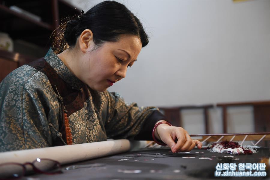 （新华视界）（6）江苏：母女传承苏绣技艺 传播中国文化