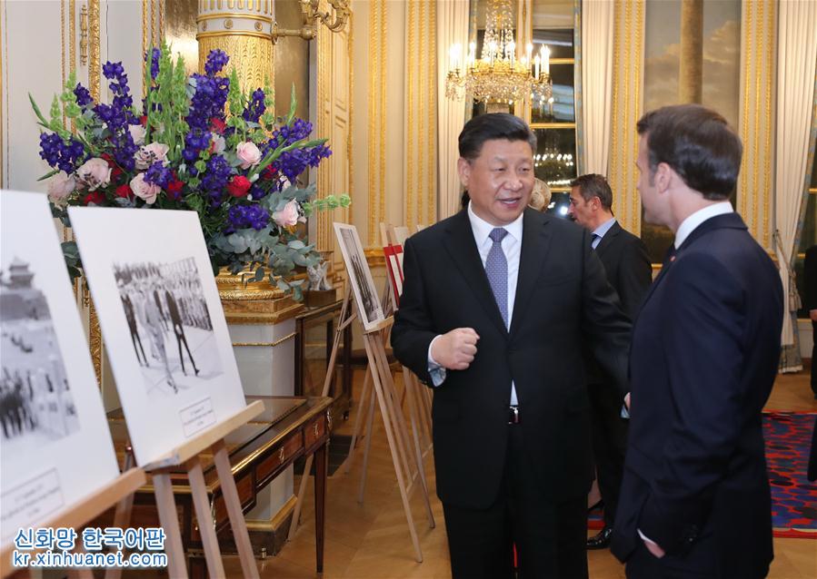 （時政）習近平同法國總統馬克龍參觀圖片展