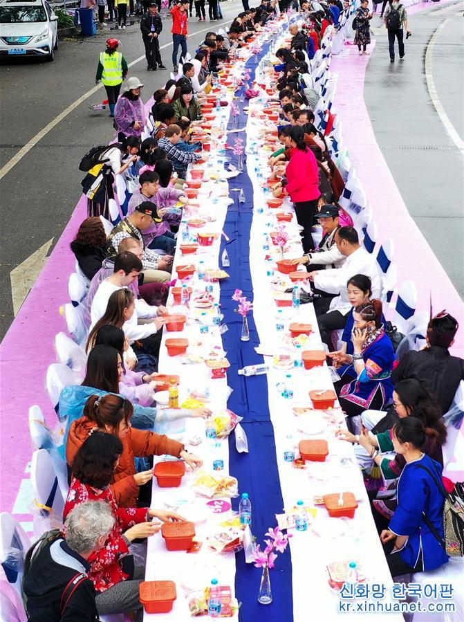 #（社会）（3）广西柳州举办螺蛳粉长桌宴