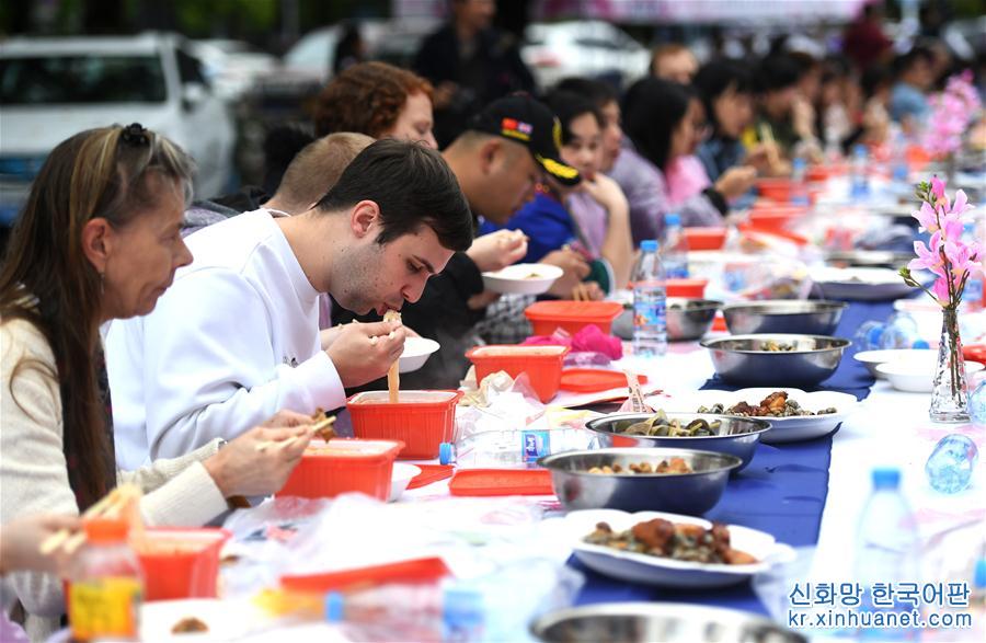 #（社会）（5）广西柳州举办螺蛳粉长桌宴