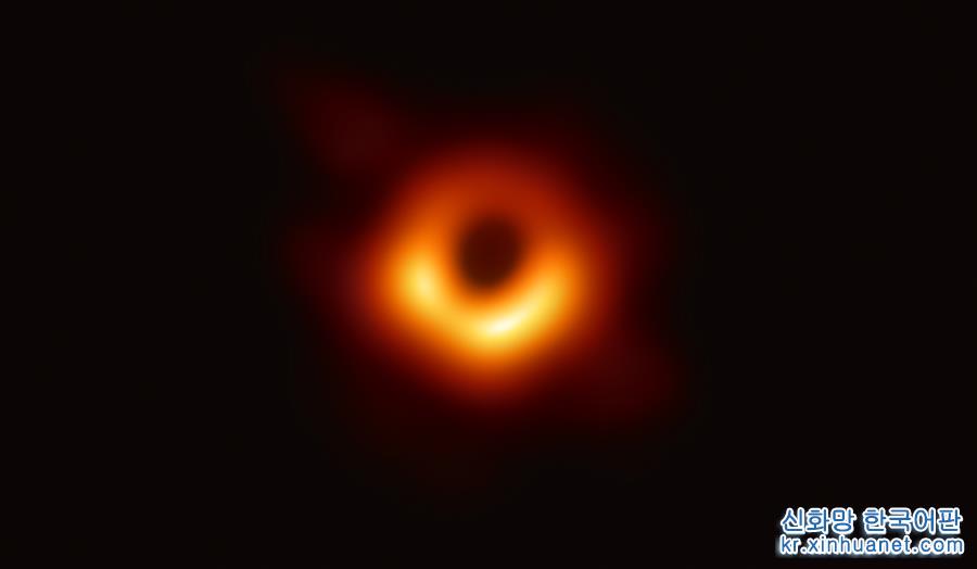 （新华全媒头条·人类史上首张黑洞照片面世·图文互动）（1）跨越5500万光年的曝光：原来你是这样的黑洞！