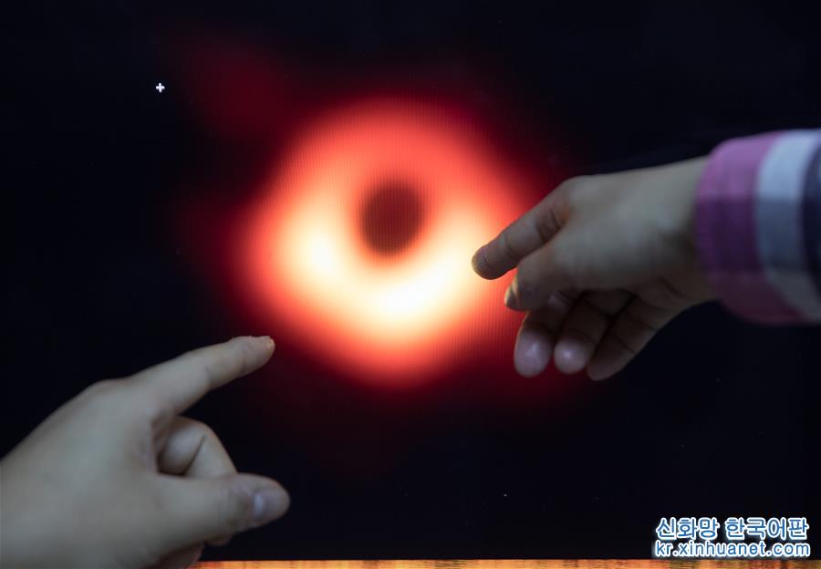 （新华全媒头条·人类史上首张黑洞照片面世·图文互动）（5）跨越5500万光年的曝光：原来你是这样的黑洞！