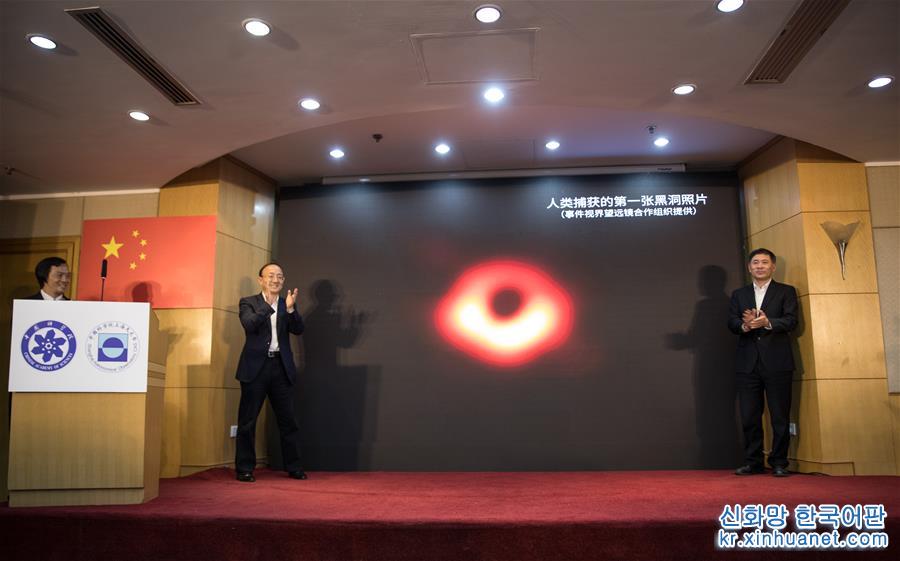 （新华全媒头条·人类史上首张黑洞照片面世·图文互动）（9）跨越5500万光年的曝光：原来你是这样的黑洞！