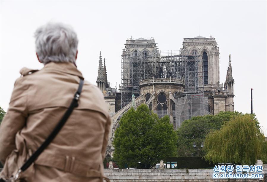 （国际）（1）民众关注巴黎圣母院