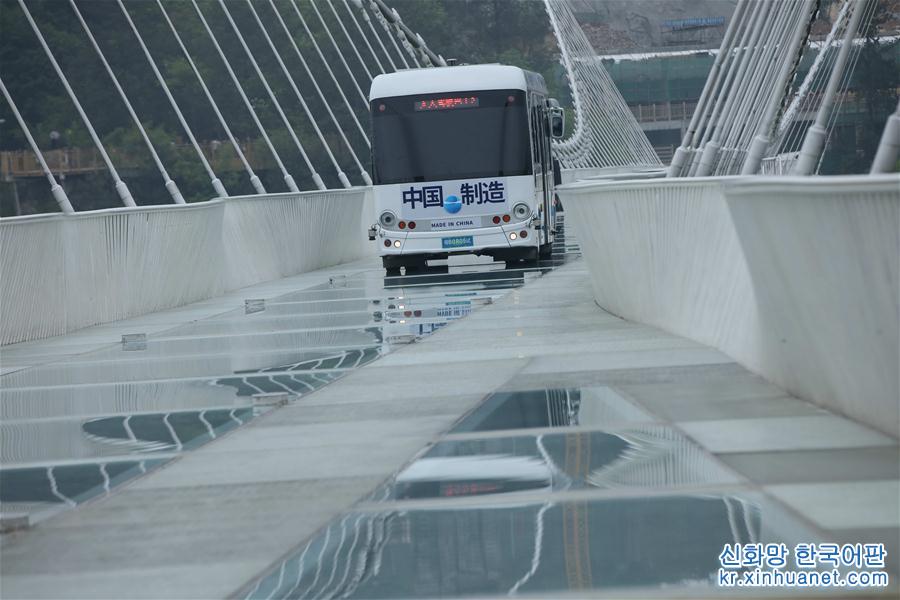 #（社会）（2）湖南张家界：5.5吨无人驾驶巴士挑战高山峡谷玻璃桥