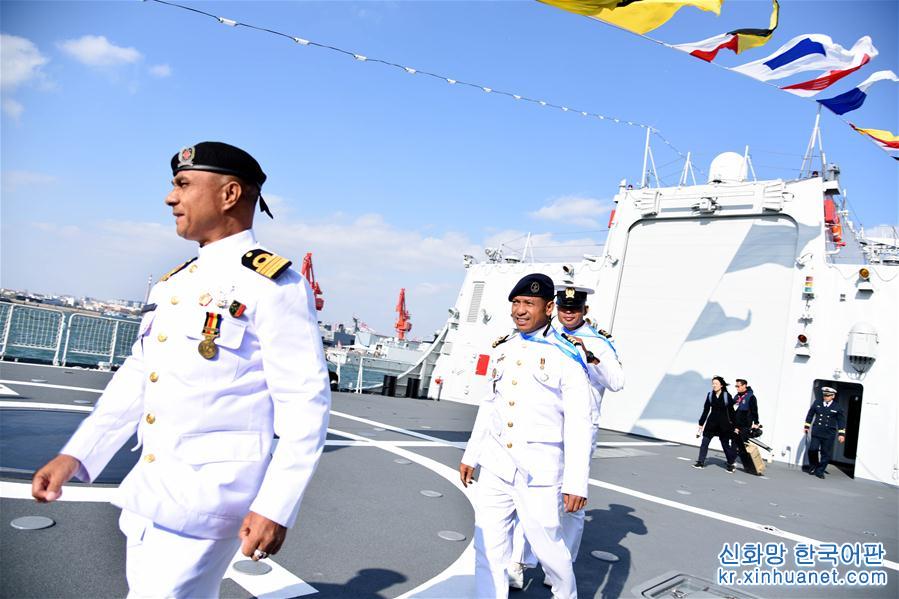 （人民海军70年）（2）海军代表团登中国舰船参观
