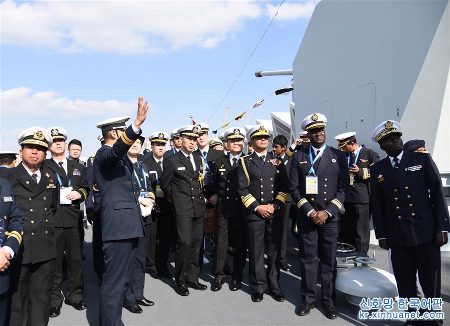 （人民海军70年）（4）海军代表团登中国舰船参观