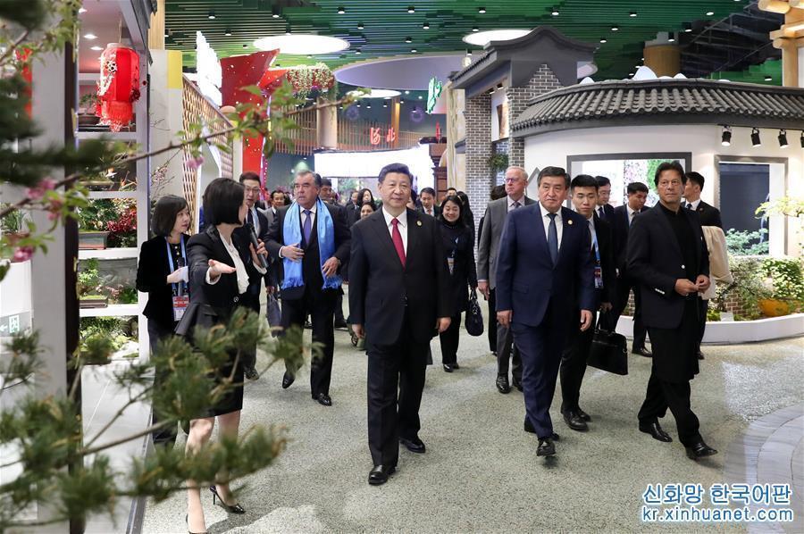 （时政）习近平和彭丽媛同出席2019年中国北京世界园艺博览会的外方领导人夫妇共同参观园艺展