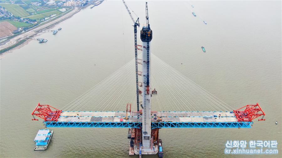 #（新华视界）（2）沪通长江大桥南主塔突破300米