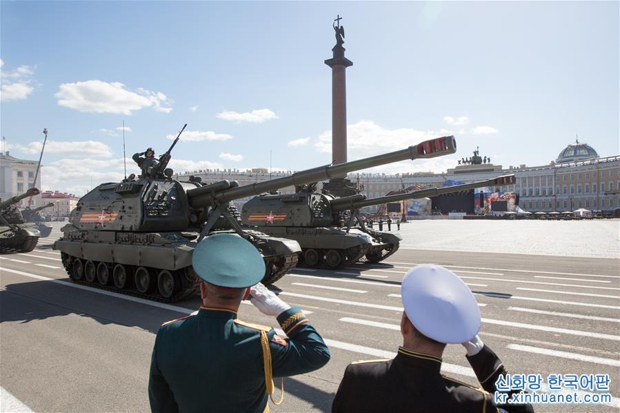 （国际）（1）圣彼得堡举行胜利日阅兵式