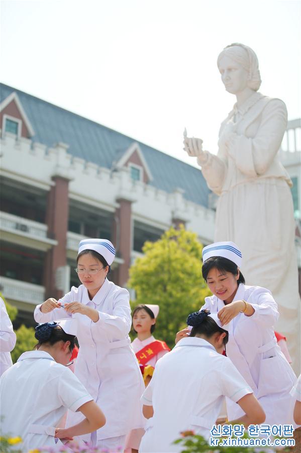 #（社会）（2）江苏南通：授帽仪式迎接护士节