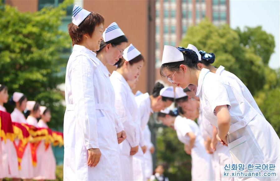 #（社会）（3）江苏南通：授帽仪式迎接护士节