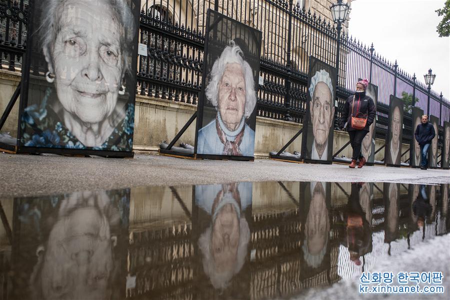 （国际）（1）“我们不会遗忘”二战纳粹大屠杀幸存者肖像摄影展在维也纳街头展出
